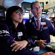 Investerarna Erica Fredrickson och Glenn Carell på New York Stock Exchange. Arkivbild.