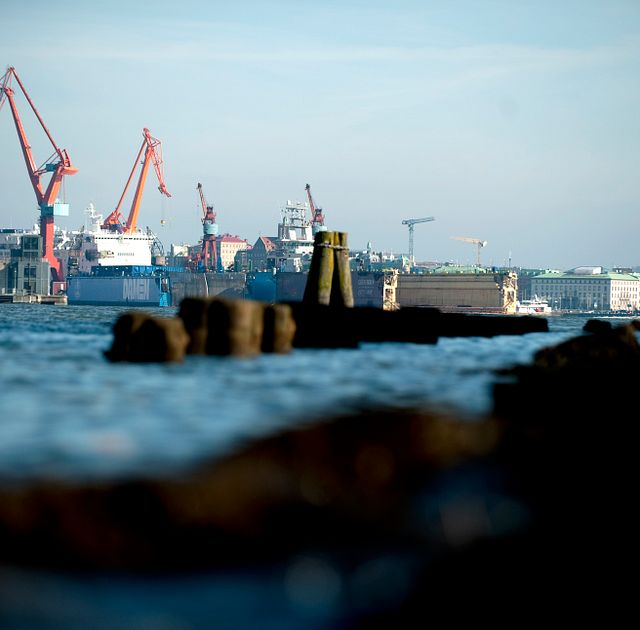 Stort lastfartyg har kört in i kajen i Göteborgs hamn