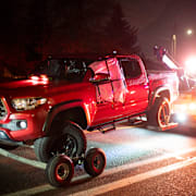 En bil bogseras bort efter skottlossningen.