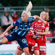  Piteås Olivia Wänglund i närkamp med Djurgårdens Louise Hvarfner under onsdagens match mellan Piteå IF och Djurgården IF FF