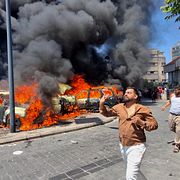 Bilar brinner efter en attack i hamnstaden Sidon.