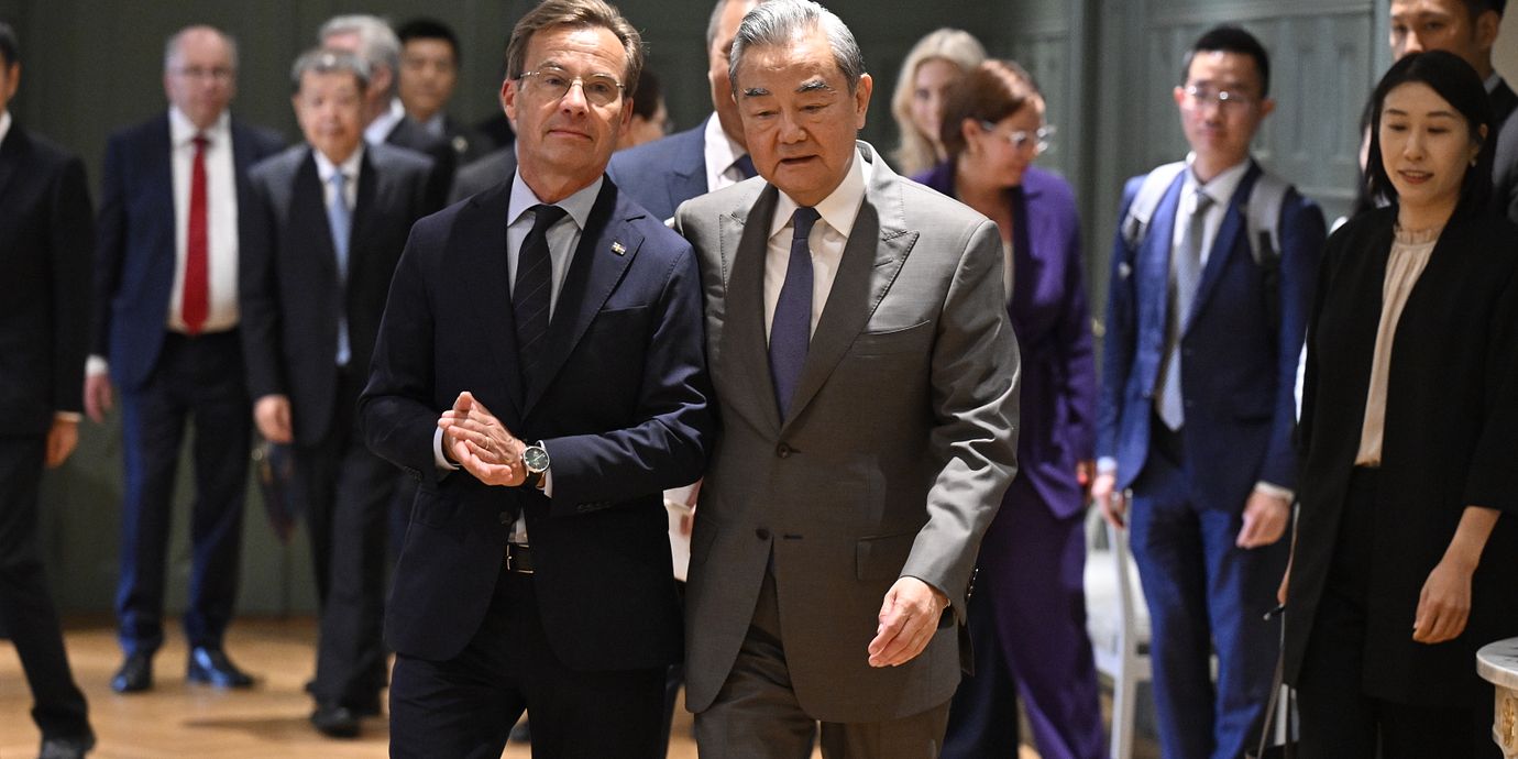 Statsminister Ulf Kristersson (M) och Kinas utrikesminister Wang Yi. Arkivbild.