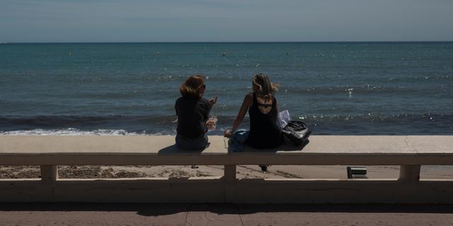 Kvinnor vid stranden i Cannes.  Daniel Cole / TT NYHETSBYRÅN