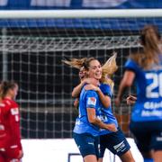 Eskilstuna firar Felicia Rogics första mål.