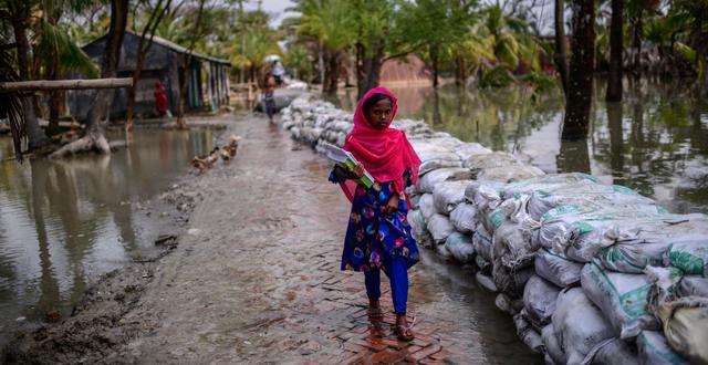 Klimatförändringen har lett till översvämningar i Bangladesh. Mahmud Hossain Opu / TT NYHETSBYRÅN