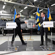 Arkivbild på Zelenskyj och Kristersson framför ett Gripen-plan. 