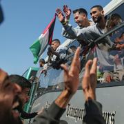 Friade palestinska fångar som tas emot i Khan Younis i Gaza. 