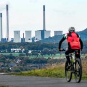 En person cyklar mot kolkraftverket i tyska Gelsenkirchen.