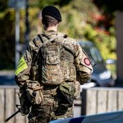 Dansk militär och polis på plats i området kring Israels ambassad i Hellerup. 