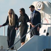 Erika Kirk tillsammans med vicepresident JD Vance och hans fru efter mordet på Charlie Kirk. Hans kropp flögs hem ombord på Air Force Two.