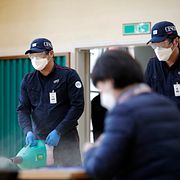 Valarbetare i Seoul förbereder lokaler. 