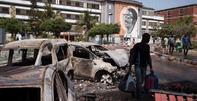 Utbrända bilar i Senegals huvudstad Dakar. Leo Correa / AP