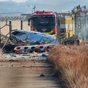 Flygplanskroppen bröts i två delar och fattade eld i samband med kraschen i betonmuren. 