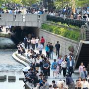 Människor promenerar i centrala Seoul.