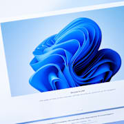 En datorskärm visar uppdateringsgränssnittet för Windows 11.