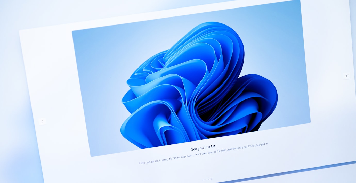 En datorskärm visar uppdateringsgränssnittet för Windows 11.