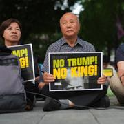 Folk i Seoul protesterar mot Donald Trumps tullar.