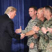 Donald Trump hälsar på militärledare inför sitt tal om Afghanistan. 