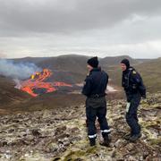 Lava från vulkanen i bakgrunden.