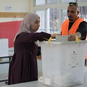 En palestinsk kvinna lägger sin röst i Al-Ubaidiya på Västbanken.