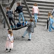  Förskolebarn som leker i Björns Trädgårds parklek i Stockholm.