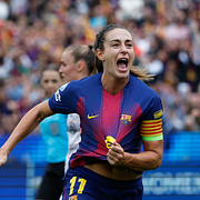 Barcelonastjärnan Alexia Putellas och domaren Tess Olofsson.