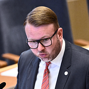 Till vänster: Tony Haddou (V) under en riksdagsdebatt i april 2021. Till höger: Viktor Wärnick under en riksdagsdebatt i juni i år.