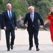 USA:s president Joe Biden och Storbritanniens premiärminister Boris Johnson tillsammans med sina fruar under G7-mötet i Cornwall. 