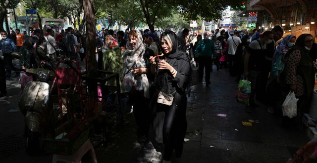 Folkliv i Teherans stora marknad. Sanktionerna sätter hårt tryck på människor i Iran.  Vahid Salemi / AP