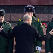 Putin och soldater under högtidlighållande i Moskva, 23 februari 2025.