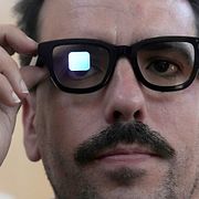 Illustrationsbild. Journalist testar Googles AI-glasögon.