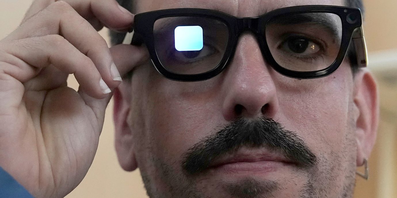 Illustrationsbild. Journalist testar Googles AI-glasögon.