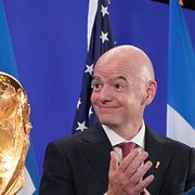 USA:s president Donald Trump och Fifa-presidenten Gianni Infantino under pressträffen i New York. Framför dem syns VM-bucklan.