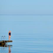 En person på en brygga i Visby på tisdagsmorgonen. 