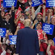 Trump framför supportrar på ett valmöte i North Carolina.