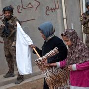 Civila bär på en vit flagga när de rör sig östra Mosul. Bilden är från den 2 november.