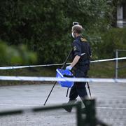 Polis och kriminaltekniker på plats på Kastanjegården i Fosie i Malmö efter att en person anträffats skadad efter larm om skottlossning på onsdagskvällen. 