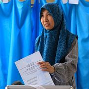 Kvinna röstar utanför huvudstaden Almaty