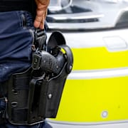 Arkivbild, polis med gamla tjänstepistolen SIG Sauer P226.