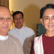 Thein Sein och Aung San Suu Kyi. Ye Htut i bakgrunden.