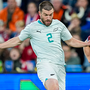 Tim Payne i duell med Norges David Møller Wolfe i en träningsmatch. Utanför planen har Paynes sociala medier exploderat.