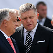 Slovakiens Robert Fico till höger, i samtal med Ungerns Viktor Orbán.