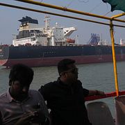 ​Oljefartyg som lyckades ta sig igenom Hormuzsundet når fram till Bombay den 12 mars.