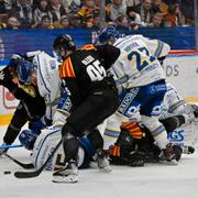 Strid om pucken under söndagens ishockeymatch mellan Leksands IF och Brynäs IF i Tegera Arena.