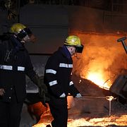 Arbetare vid en masugn i British Steels fabrik i Scunthorpe. Bilden togs den 15 april 2025.