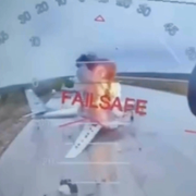 Bild på när ukrainsk drönare slår ner på ryskt flygplan. Vasyl Malyuk, chef för Ukrainas säkerhetstjänst, tittar på kartor över positition för Rysslands flygbaser.