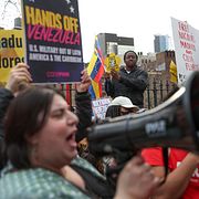 Demonstranter utanför den federala domstolen i New York.