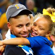 Stephen Curry firar med dottern Riley efter att NBA-titeln