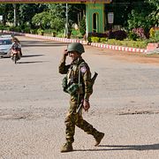 Soldater patrullerar i Myanmar.