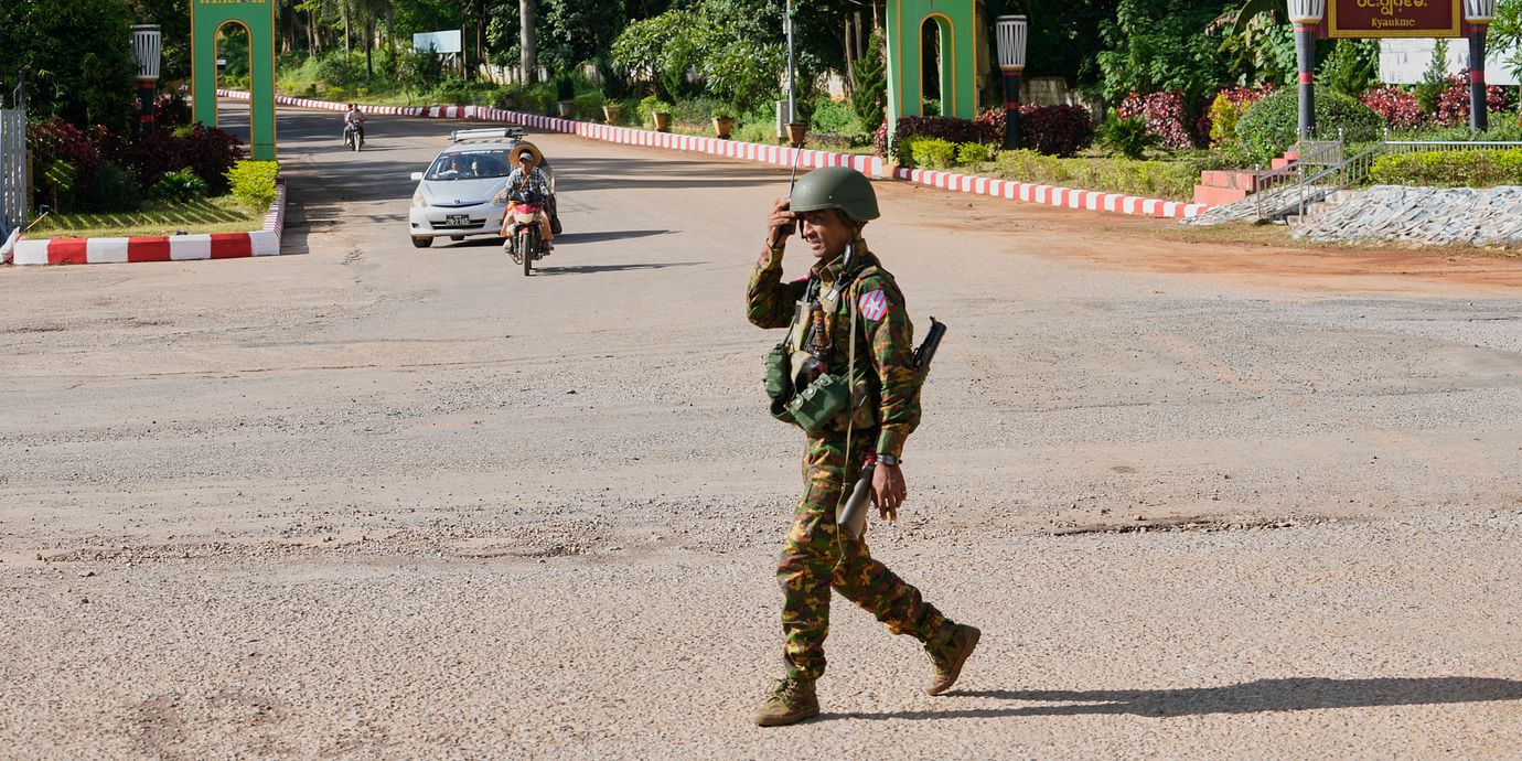Soldater patrullerar i Myanmar.